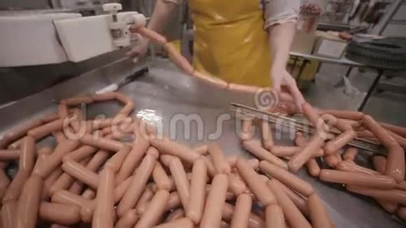 屠夫在自动肉类加工设备上制作新鲜香肠肉类加工厂的香肠生产视频的预览图