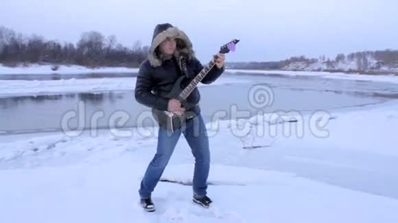 冬天的一个年轻人弹吉他视频的预览图