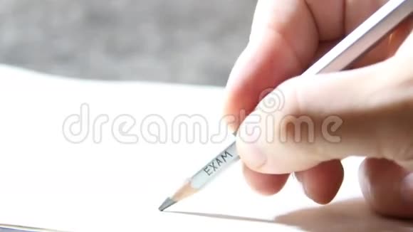 学生写测验铅笔的铭文视频的预览图
