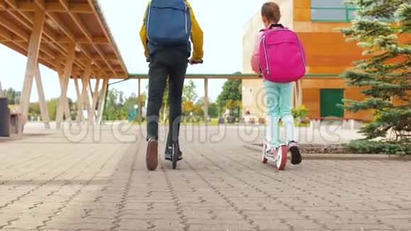 带背包的学童骑滑板车视频的预览图