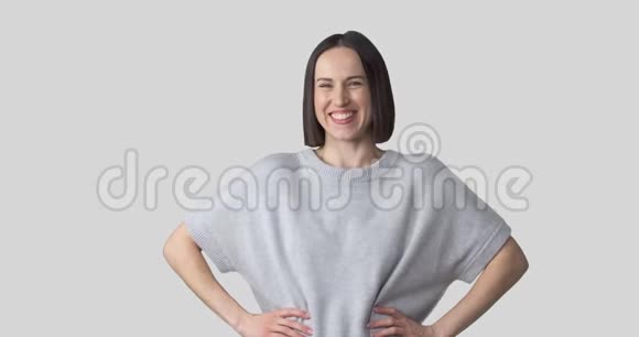 女人在白色背景上笑视频的预览图