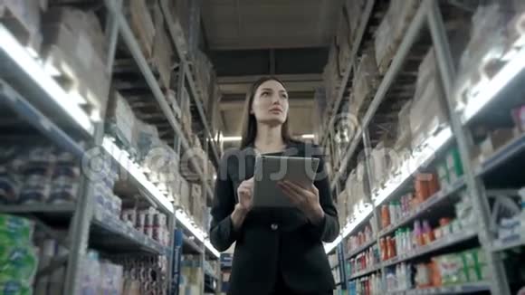 销售购物消费主义和人的概念接近年轻妇女与平板电脑电脑在市场上客户在视频的预览图