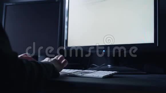 女手打字电脑键盘使用台式电脑视频的预览图