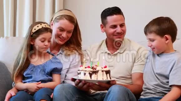 一家人坐在沙发上庆祝生日视频的预览图