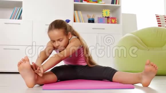 年轻女孩在家锻炼视频的预览图