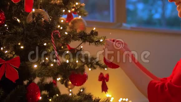 女人用球装饰圣诞树视频的预览图