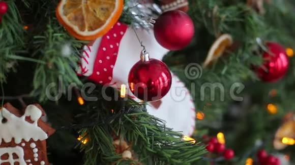 晚上关上圣诞树上闪闪发光的灯新年杉树装饰和照明圣诞树视频的预览图