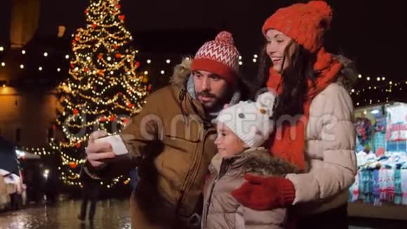 圣诞市场上的快乐家庭自拍视频的预览图