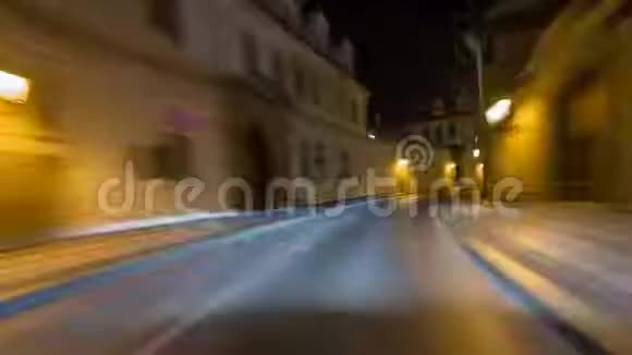 在夜间街道上以快速的速度行驶时间推移高度推移视频的预览图