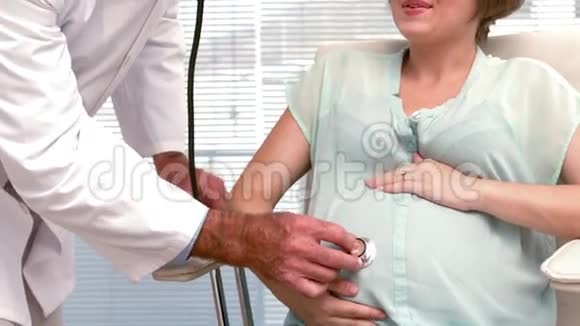 孕妇与医生交谈视频的预览图