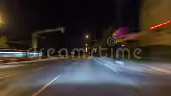 在夜间街道上以快速的速度行驶时间推移高度推移视频的预览图