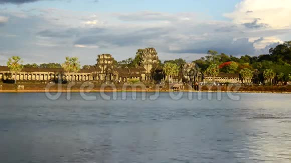 柬埔寨吴哥窟主寺游客视频的预览图