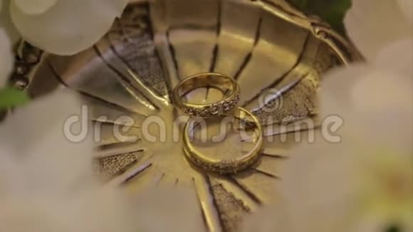 结婚戒指和玫瑰珠宝和戒指视频的预览图
