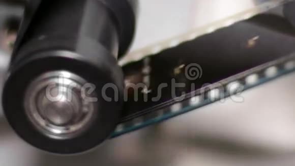 35毫米电影放映机齿轮放映电影视频的预览图