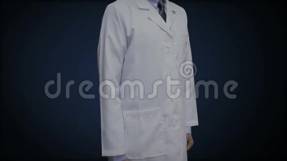 医生触摸数字屏幕在数字显示仪表板上扫描肾脏X光透视视频的预览图