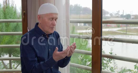 一位老人在祈祷宗教人士视频的预览图