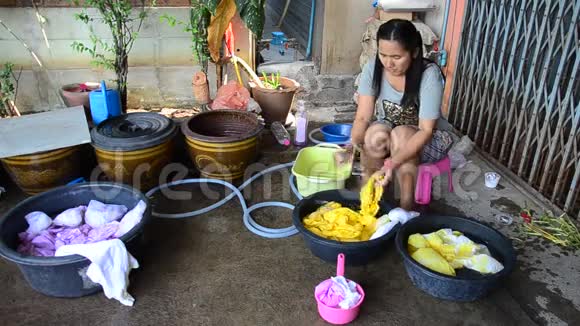 泰国妇女在蜡染后洗衣服视频的预览图