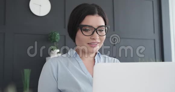 办公室里有笔记本电脑的女商人视频的预览图