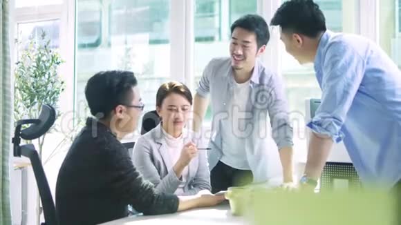 亚洲企业家团队办公室会议视频的预览图