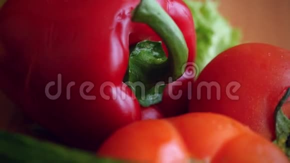 新鲜蔬菜的缓慢收获视频的预览图