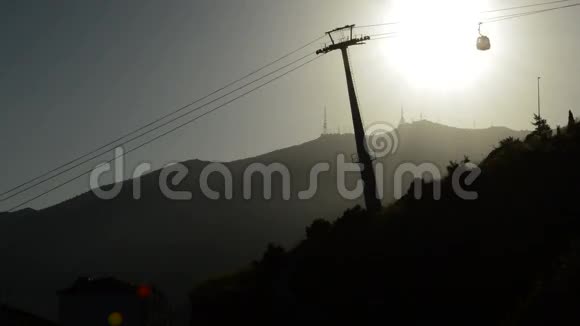 日落时分在山上行驶的缆车视频的预览图