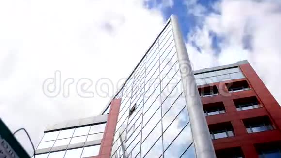 玻璃与云彩反射的现代建筑视频的预览图