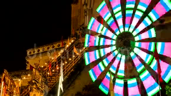 老塔的时间流逝五颜六色的旋转照明8视频的预览图