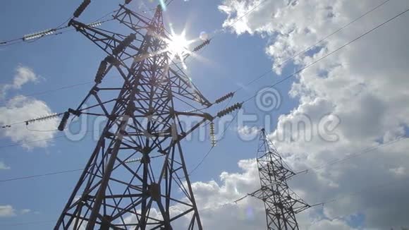 具有天空背景的高压塔高压电源塔架对抗蓝天和太阳光视频的预览图