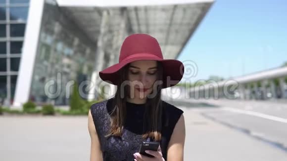 戴红帽子的女人打电话视频的预览图