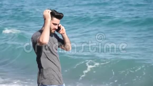 在海边玩手机的年轻人视频的预览图