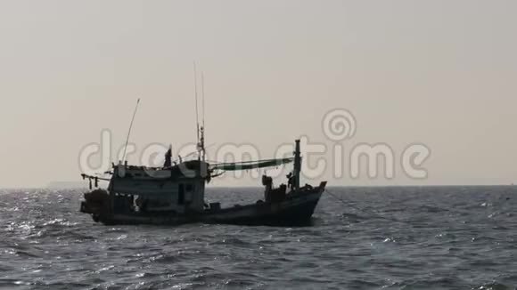 海上渔船剪影泰国亚洲帕塔亚视频的预览图