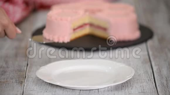 一块带粉红色奶油的覆盆子蛋糕视频的预览图
