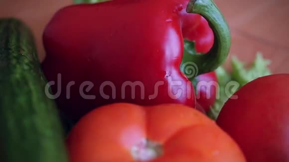 新鲜蔬菜和蔬菜的缓慢收获视频的预览图