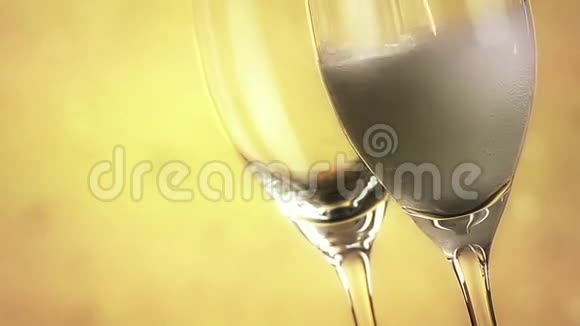 在金色的背景下用金色的气泡填充香槟节日的概念视频的预览图
