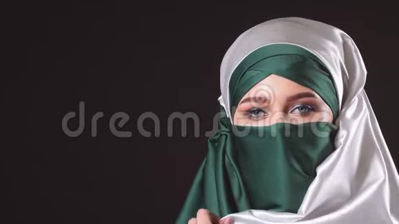 戴头巾的年轻现代穆斯林妇女的肖像视频的预览图