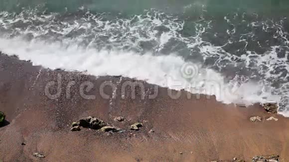 热带海滩沙滩上的海浪视频的预览图