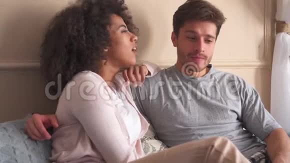 年轻夫妇在床上聊天视频的预览图
