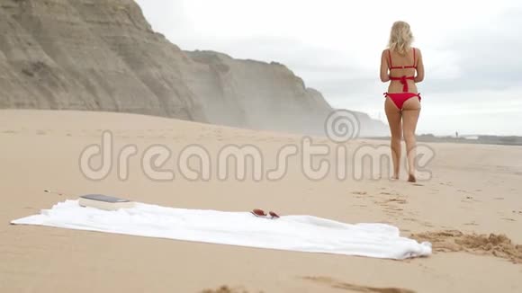 海滩暑假典型景色视频的预览图