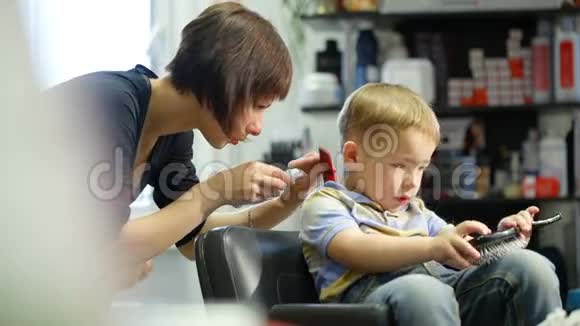 小男孩在理发时视频的预览图
