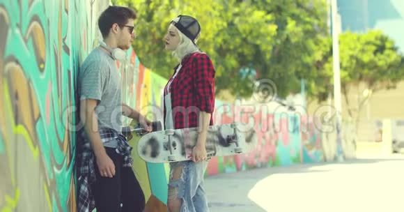 时髦的年轻夫妇在城市街头聊天视频的预览图
