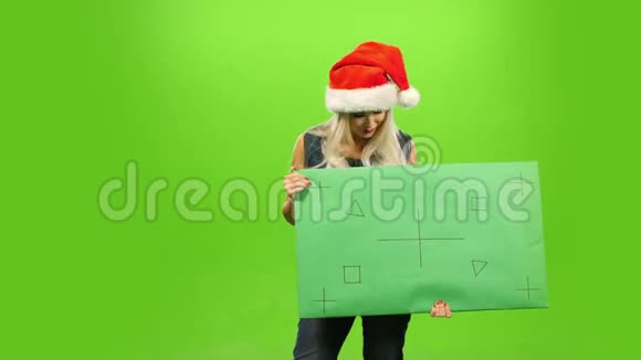 戴圣诞帽的金发美女新年视频的预览图