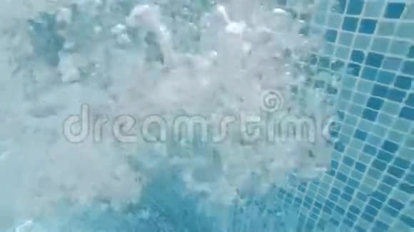 水中的气泡池中的水视频的预览图