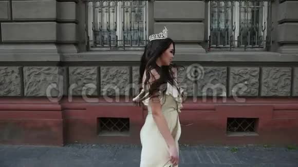 穿着浅色连衣裙领口深戴着皇冠摆姿势视频的预览图
