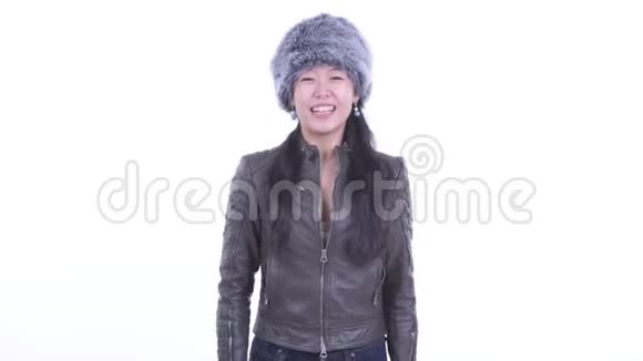 快乐美丽的亚洲女人微笑准备过冬视频的预览图