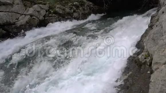 一条快速流动的山河视频的预览图