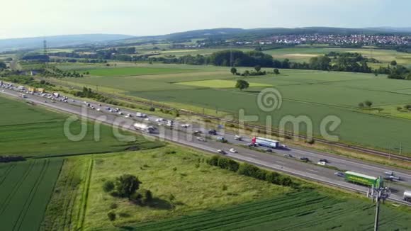 德国A3高速公路的鸟瞰图视频的预览图