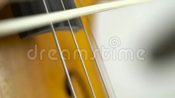大提琴在近距离演奏视频的预览图
