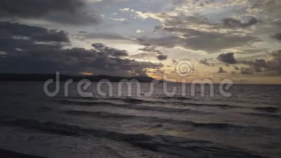 海洋在黄昏拍摄视频的预览图