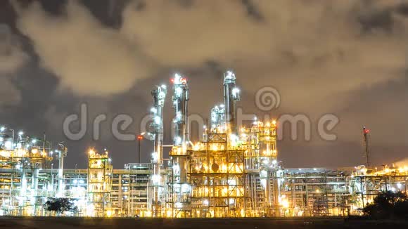 石油和化工厂夜景时间流逝视频的预览图