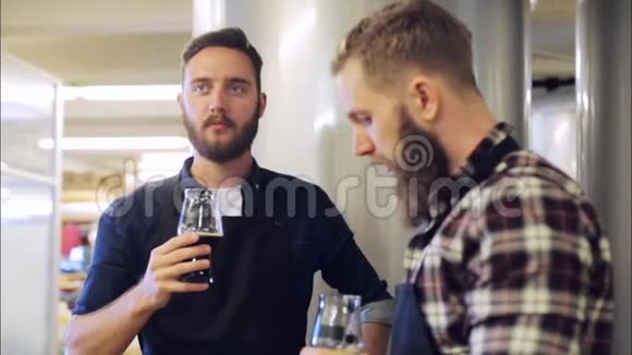 在啤酒厂喝酒和测试啤酒的男人视频的预览图